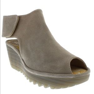 FLY LONDON GRAY SUEDE PLATFORM PEEPTOE SANDALS